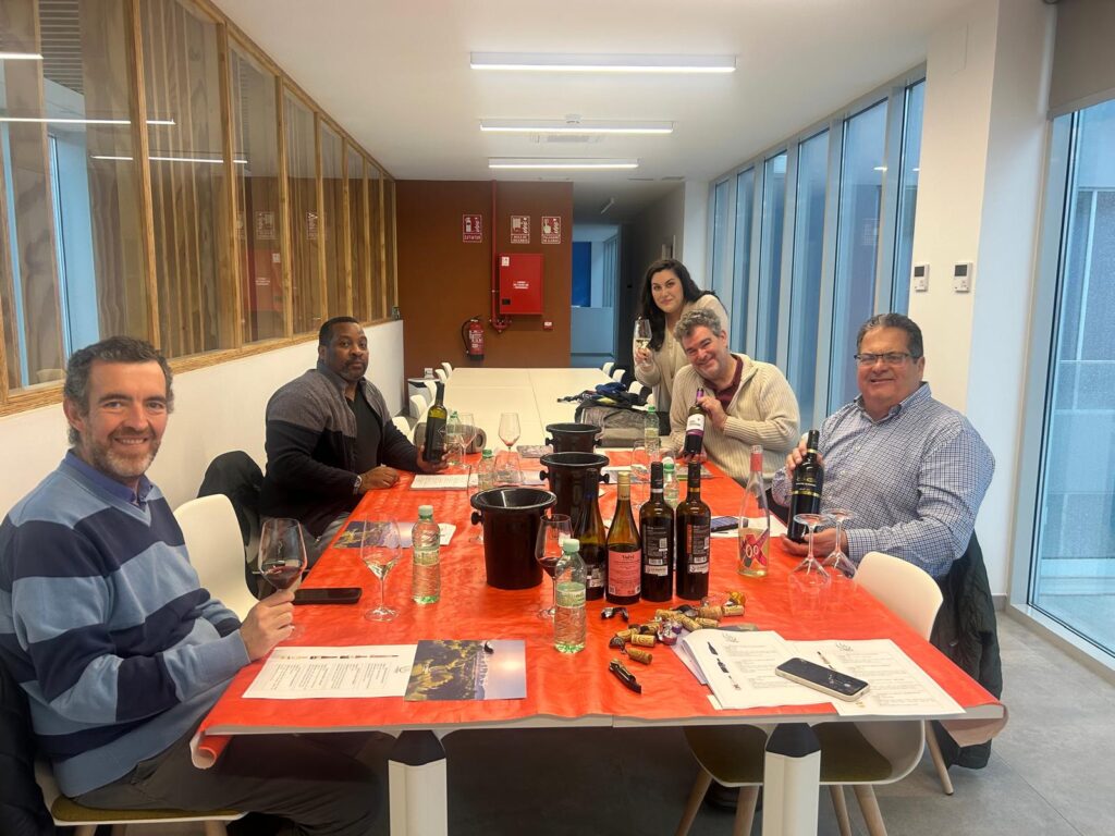 Visita de compradores norteamericanos en Castilla-La Mancha en una misión inversa de vino de IPEX