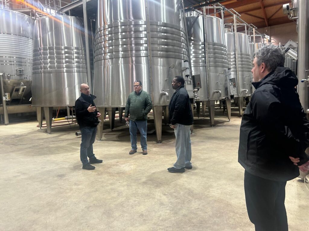 Visita de compradores norteamericanos en Castilla-La Mancha en una misión inversa de vino de IPEX